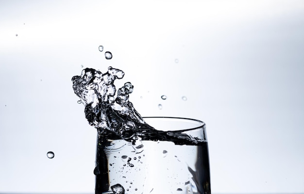 Water wordt van bovenaf in een glas gegoten