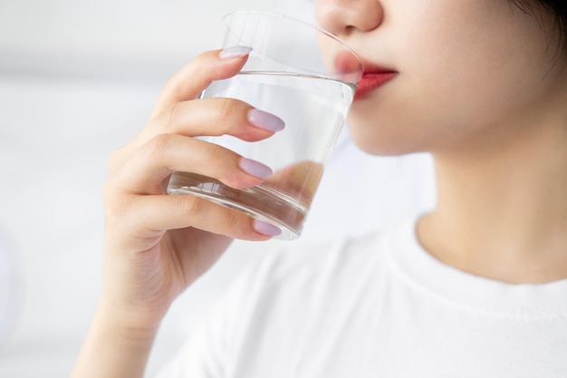 Waterbalans aziatische vrouw ochtend schoonheidsverzorging voedende behandeling onherkenbare japanse dame drin
