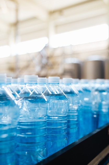 Waterbottellijn voor het verwerken en bottelen van zuiver bronwater in blauwe flessen