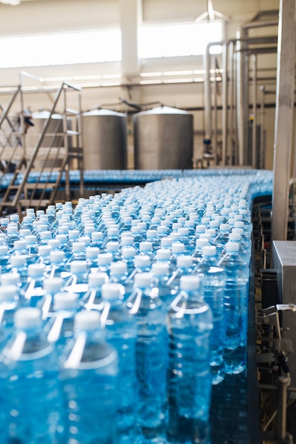 Waterbottellijn voor het verwerken en bottelen van zuiver bronwater in blauwe flessen
