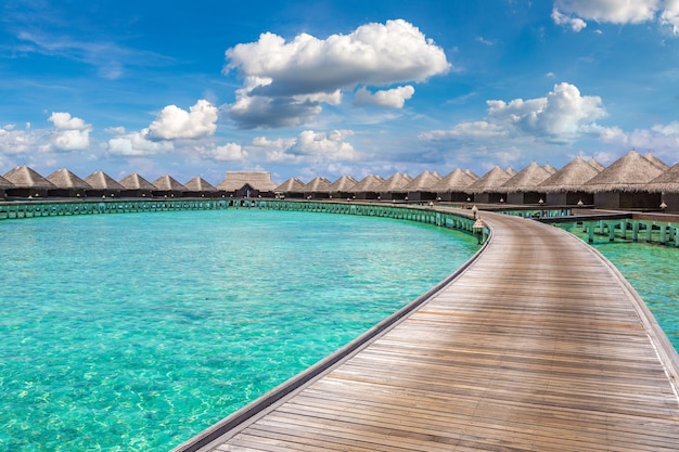 Waterbungalows op tropisch eiland op de Malediven