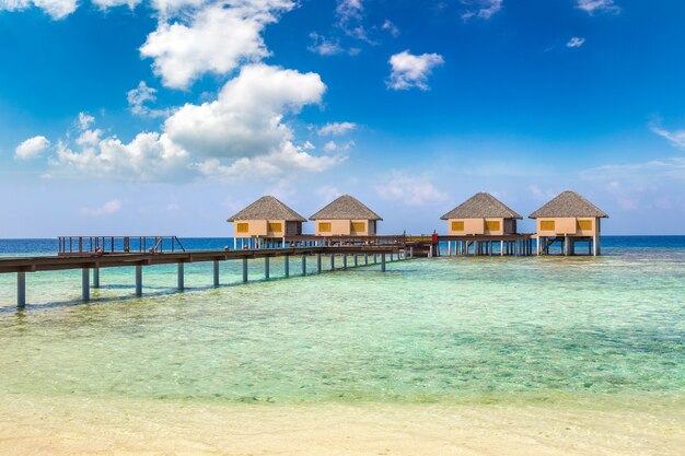 Waterbungalows op tropisch eiland op de Malediven