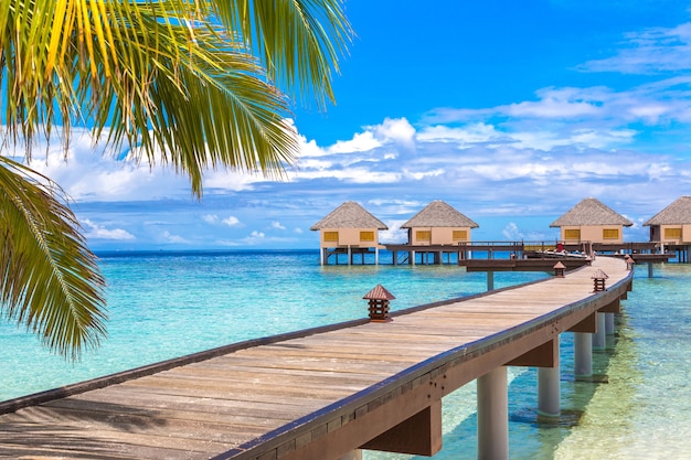 Waterbungalows op tropisch eiland op de malediven