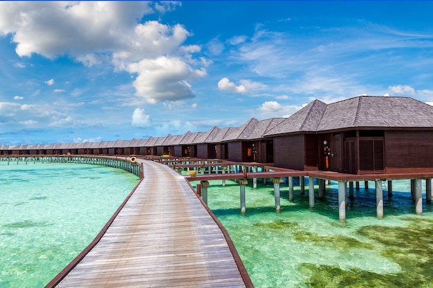 Waterbungalows op tropisch eiland op de Malediven