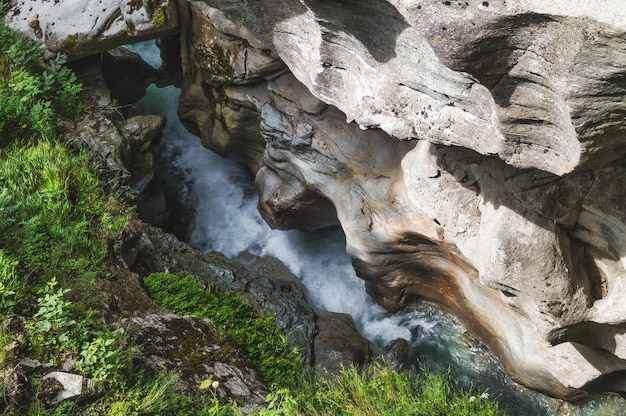 Watercarved rotscanion in Zwitserland