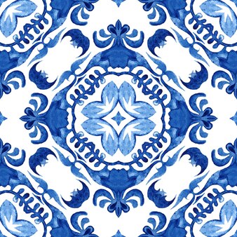 Reticolo senza giunte del damasco blu dell'acquerello ornamento geometrico del medaglione. fondo blu delle mattonelle del fiore. ceramica portoghese e spagnola ispirata.