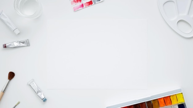 흰색 배경 아티스트의 책상 작업장에 수채화 및 기타 예술적 액세서리