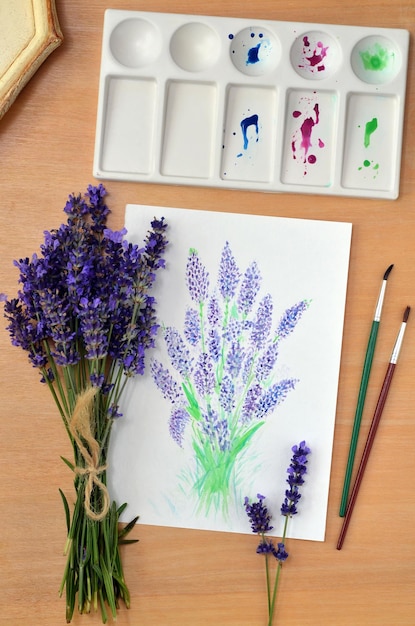 Foto schizzo ad acquerello di pennelli di lavanda vernici e bouquet fresco di fiori viola