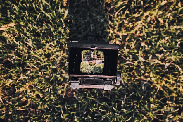 Schizzo ad acquerello della vista isolata della fotocamera retrò