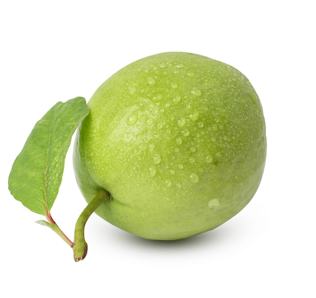 Waterdaling, Verse die guava met blad op witte achtergrond wordt geïsoleerd