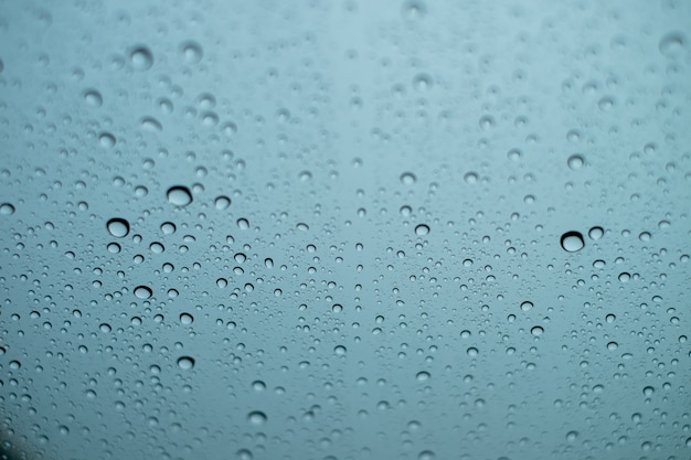 Waterdalingen op het glas op een regenachtige dag