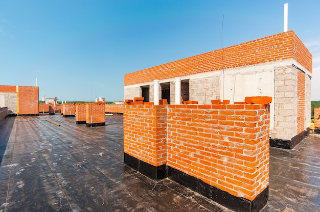 waterdicht maken van het dak van een nieuw huis in aanbouw