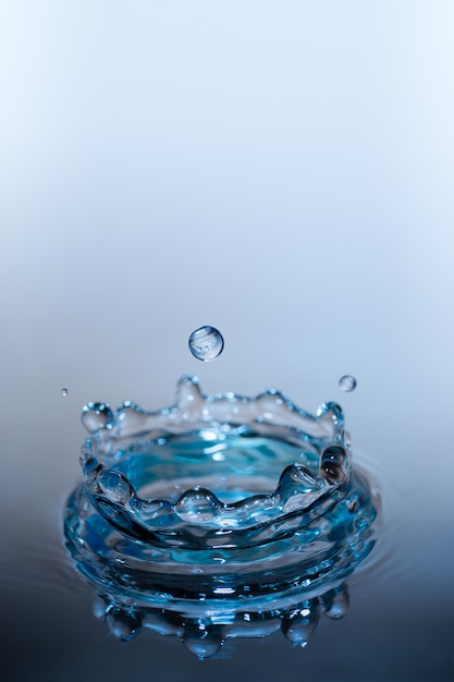 Photo waterdrops splash reflection close up