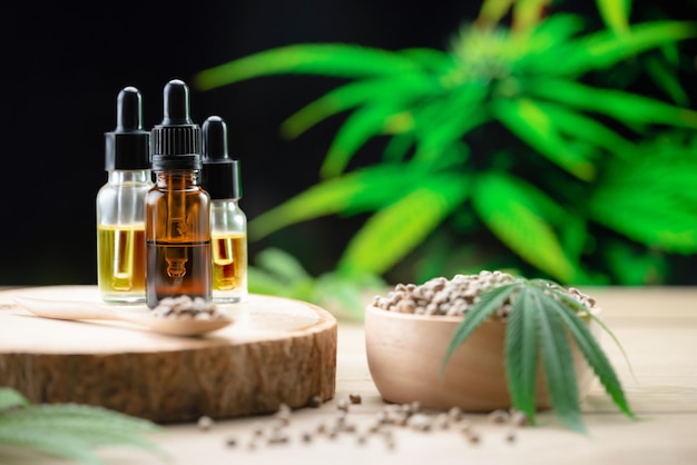 Waterdruppel cbd-olie op punt van druppelaar gelegaliseerd cannabisconcept voor medisch