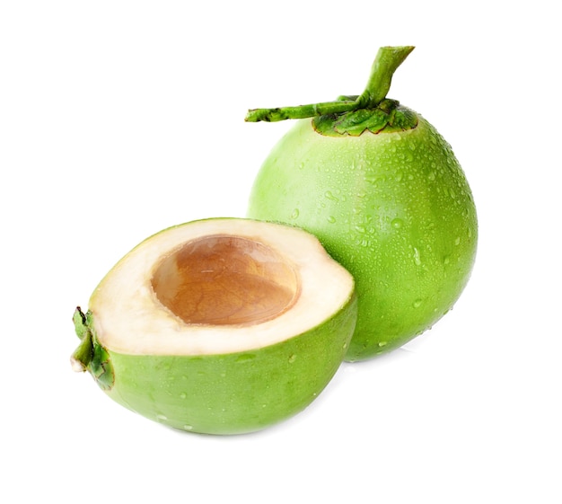 Waterdruppel groene kokosnoot geïsoleerd op wit