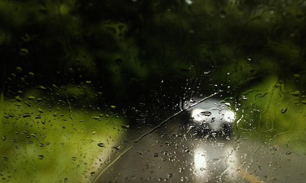 Waterdruppels Kijk door de voorruit van een sterke regenachtige dag Ondiepe scherptediepte compositie