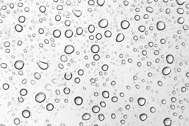 Waterdruppels op autoglas. Regendruppels op het heldere raam.
