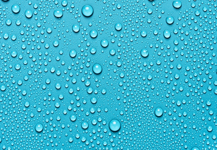 Foto waterdruppels op blauw oppervlak