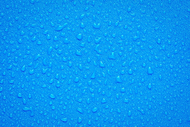 Waterdruppels op blauwe achtergrond