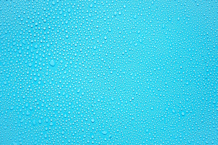Waterdruppels op blauwe achtergrond