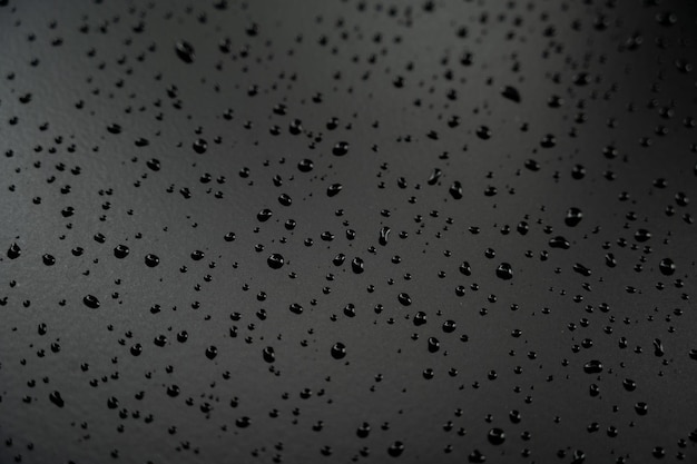 Waterdruppels op de vloer met zwarte achtergrond