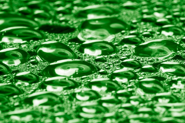 Foto waterdruppels op groen metaal een mooie ongebruikelijke textuur