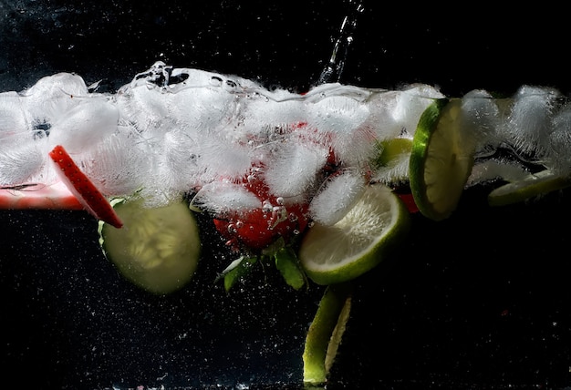 Waterdruppels op rijp zoet fruit en bessen. Vers fruit achtergrond met kopie ruimte voor uw tekst. Veganistisch en vegetarisch concept.