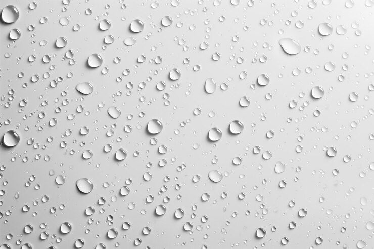 Foto waterdruppels op witte achtergrond regendruppels op glanzend vensterglas