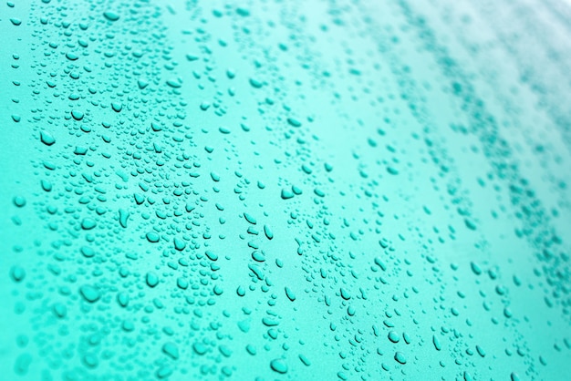 Waterdruppels regen op blauwe achtergrond. Zomer regendruppels.