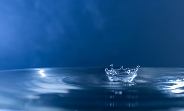 Foto waterdruppels transparante waterdruppels met cirkelvormige golven natuurlijk waterdruppels concept en gebruik als achtergrond