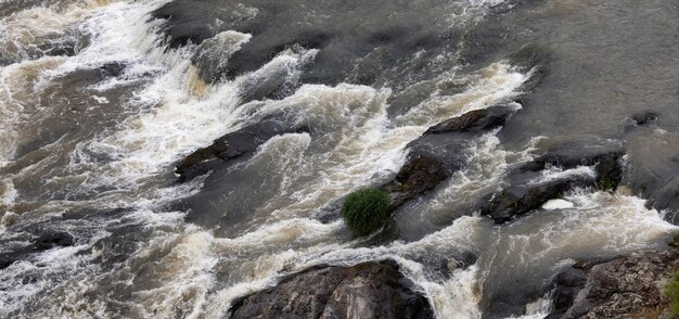 Водопад в американском горном ландшафте