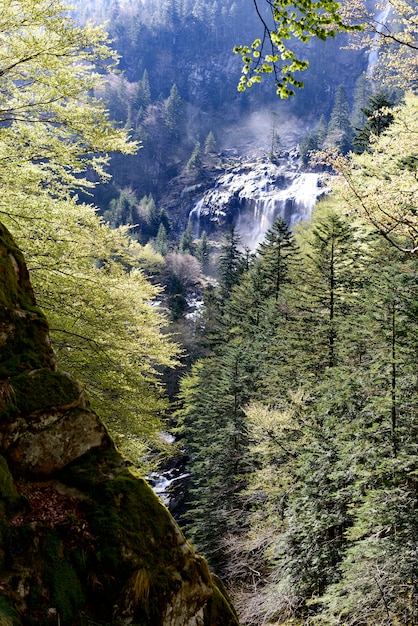 フランスのピレネー山脈のアルスの滝