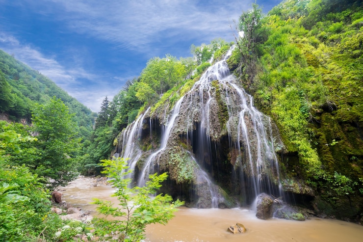 Фотография красивый водопад (водопад кузалан) в провинции карадениз. гиресун - турция