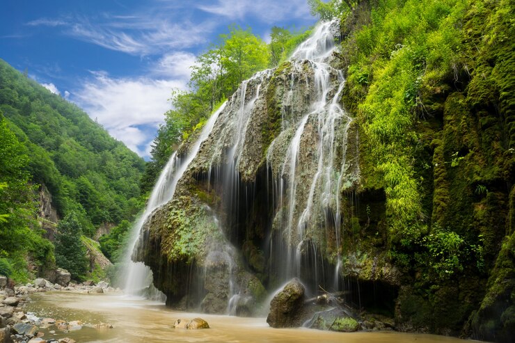 Фотография красивый водопад (водопад кузалан) в провинции карадениз. гиресун - турция