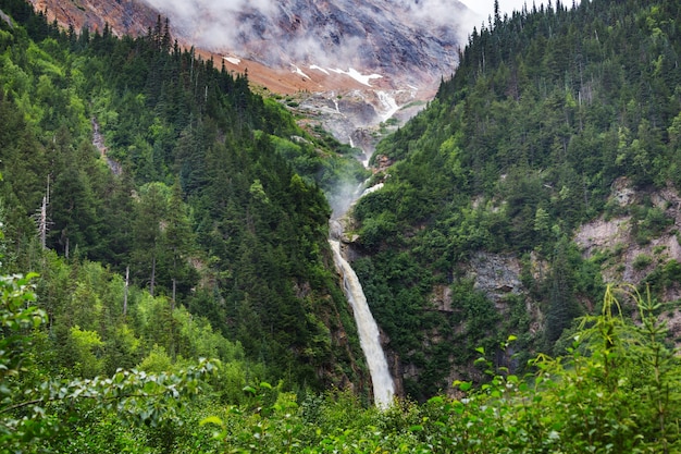 Cascata nelle montagne canadesi