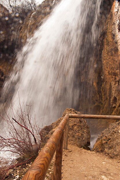 Cascata nel corso del rio jucar.