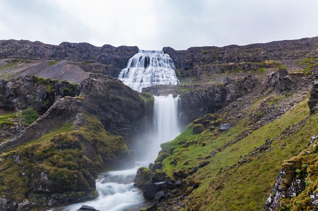 アイスランドの westfjords の Arnarfjordur の滝 Dynjandi