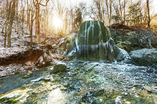 Водопад в лесу