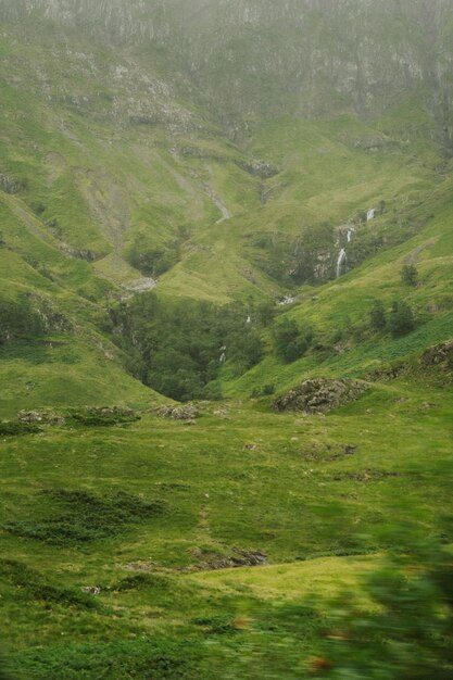 Foto cascata nella valle di glencoe