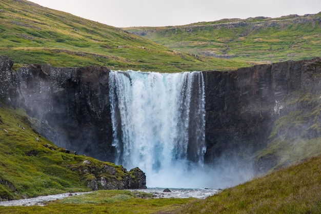 Photo waterfall gufufoss in river fjardara in seydisfjordur in east iceland