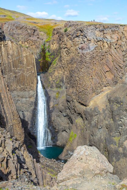 La cascata sopra hengifoss dall'alto dell'islanda