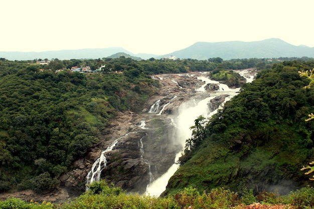 Photo a waterfall in the hills of konkan