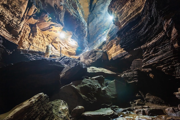 포카라 네팔 근처 동굴 내부 폭포