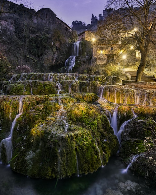 Foto cascata all'interno del villaggio di notte