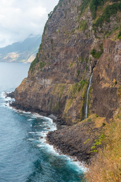 Photo waterfall into the sea at the miradouro do veu da noiva viewpoint in madeira portugal