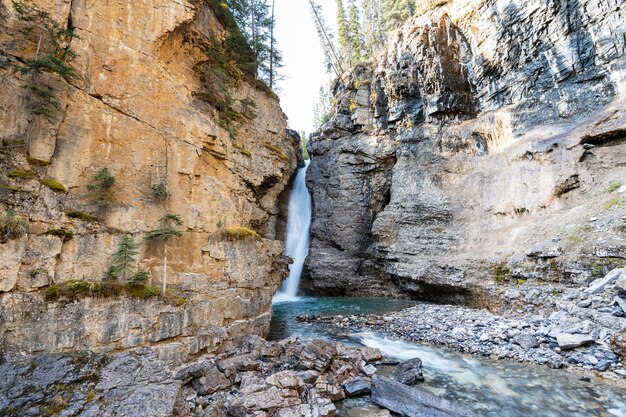 Photo waterfall in johnston canyon banff national park canadian rockies alberta canada