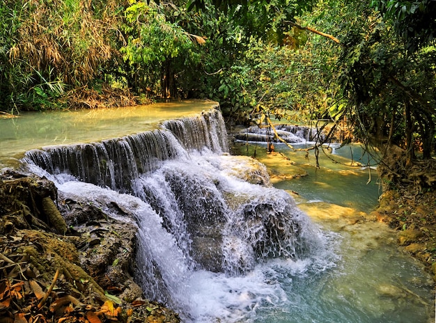 Водопад в джунглях Лаоса