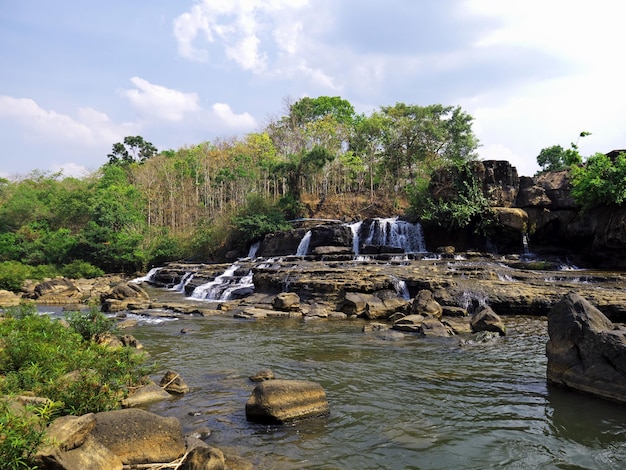 La cascata nella giungla del laos