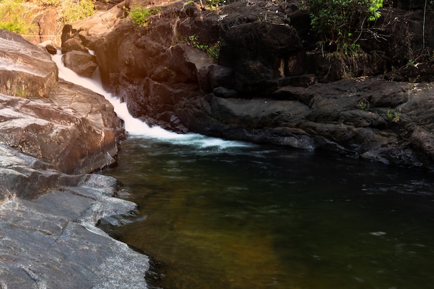 休暇のための滝Klong Plu Koh Chang、トラート、タイ。