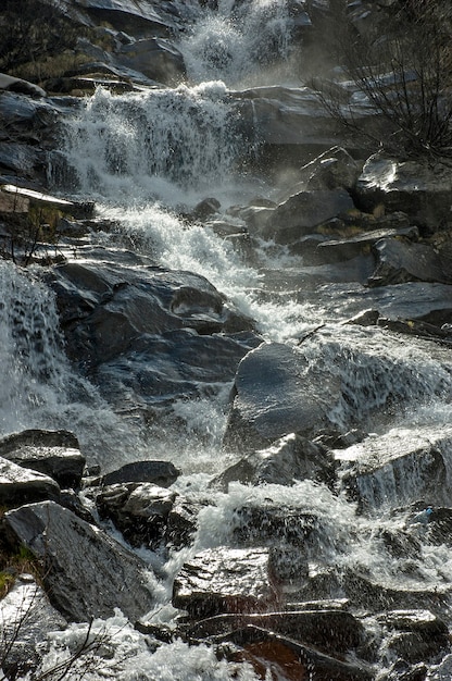 Cascata sul ruscello di montagna in montagna. acqua e pietre.